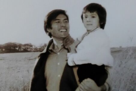 '78年ごろCMの撮影で北海道を訪れた際には、長男の諒を抱きかかえて笑顔を浮かべていた