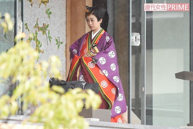 即位の礼（'19年10月）では十二単をお召しになられた佳子さま。秋篠宮さまをはじめご家族も平安絵巻のような装束でご臨席された