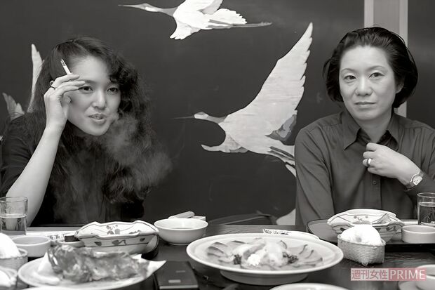 '81年、脚本家の向田邦子さん（右）と対談中にたばこをくゆらす桃井かおり（左）