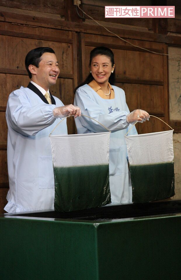 '07年10月、徳島県で藍染を体験された皇太子ご夫妻（当時）は、案内役の説明を熱心に聞かれていた。藍染体験で作成されたハンカチは愛子さまへのお土産にされたそう。