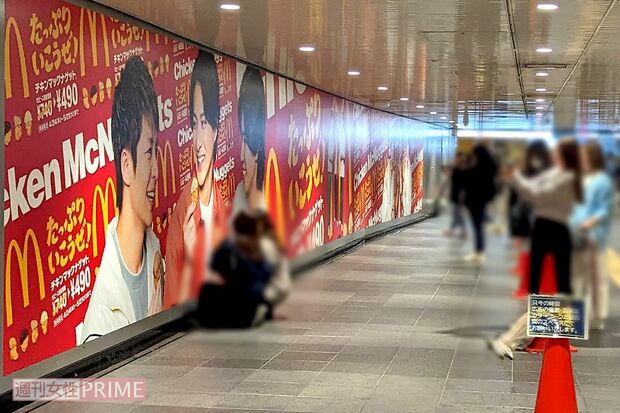 渋谷駅地下道に登場したNumber_iのマクドナルド巨大広告（編集部撮影）