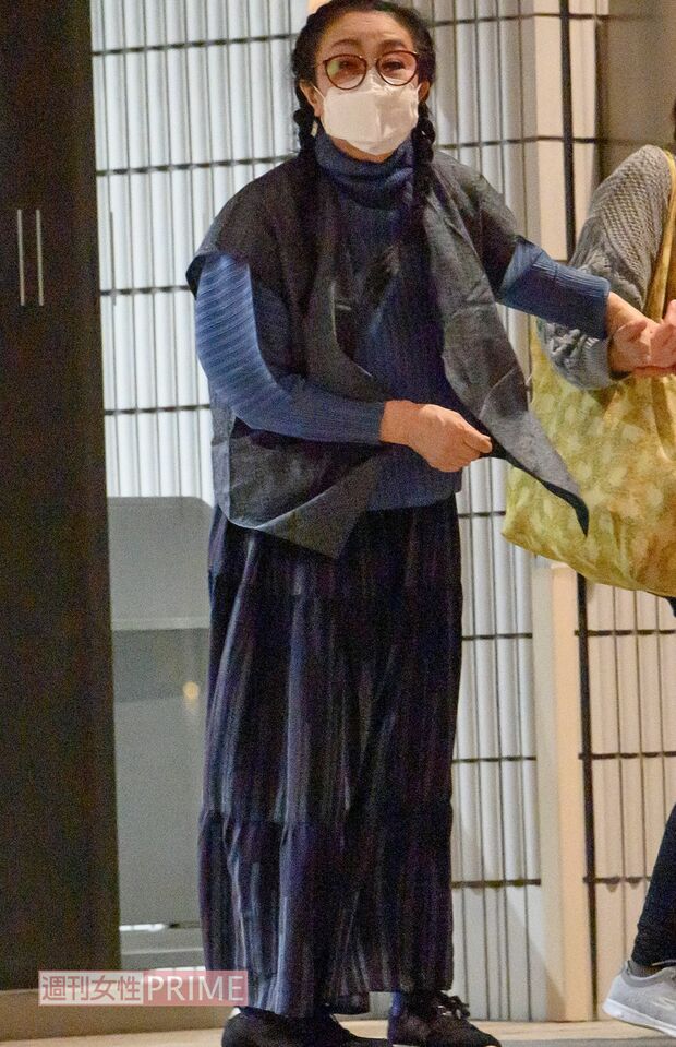 直撃を受ける白石加代子