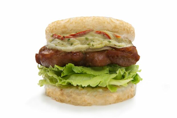 タイで販売されているモスライスバーガー『グリーンカレー』（同社撮影）