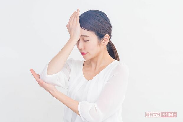 (2)片手でひじを支え、眼窩を押し広げる……ひじを片手（または机など）で支え、眼窩を上へと押し上げる。1つの動作につき、1日1分程度を目安に。《POINT》右側が終わったら、左側の眼窩も同じように行おう。ひじを机などにつけて行ってもOK！