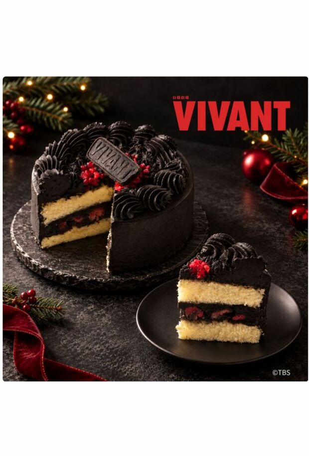 TBS日曜劇場『VIVANT』モチーフのブラックショートケーキ（『Cake.jp』公式サイトより）