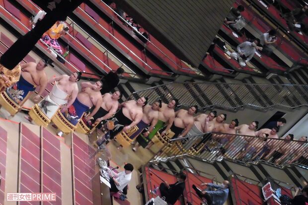 令和2年大相撲7月場所。ガラガラの館内に関取が登場し、土俵入りを行った（筆者撮影）