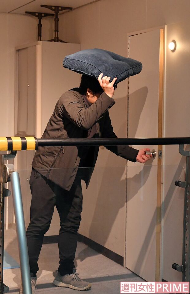 揺れがおさまったらクッションなどで頭部を守りながら、火元を確認して脱出する