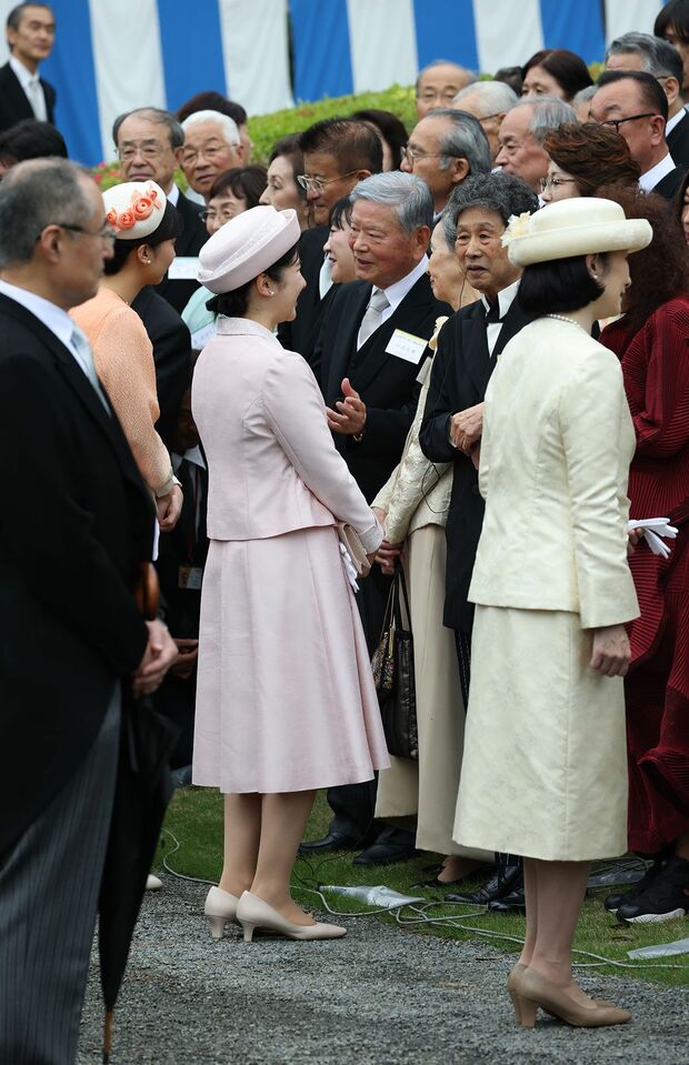 園遊会で現代美術家の横尾忠則氏と話す愛子さま