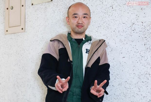 お茶目にピースを決める山崎俊太郎さん