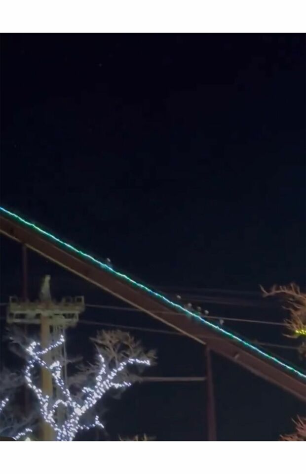 乗客はコース脇の階段で移動した（SNS上で拡散された動画より）