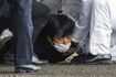 15日、和歌山市の雑賀崎漁港で取り押さえられる木村隆二容疑者(共同通信)