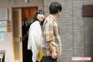 '21年5月、高級天ぷら店を後にする『ウーマンラッシュアワー』の村本大輔と松田ゆう姫