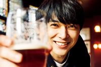 ただ吉沢亮が美しすぎて──本人憧れの3都市で大人&無邪気な顔を見せる