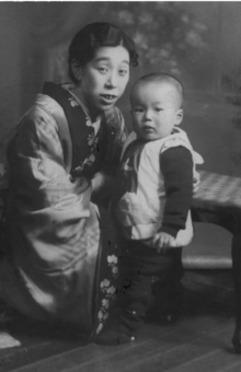 小唄の先生をしていた母と３歳のときの木久扇