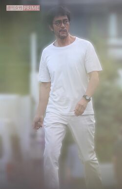 2025年6月、映画『見上げてごらん』撮影で、険しい顔つきで撮影現場を下見する阿部寛