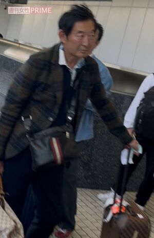 2025年4月、ルイ・ヴィトンのバッグとキャリーを持ち、駅構内を歩く石田純一
