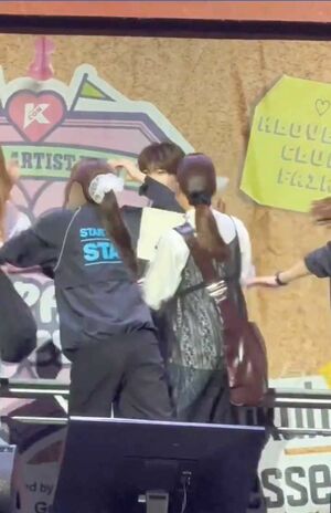 『KCONJAPAN2025』でファンをあまりにも急かしすぎていると大炎上した“シュシュ女”。ファンの背中を強く押すシーンも（Xより）