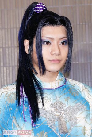 「愛のレキシアター『ざ・びぎにんぐ・おぶ・らぶ』」の会見に登場した佐藤流司