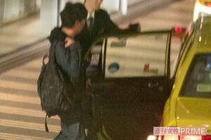 タクシーに乗り込むスピードワゴン小沢一敬（'19年）