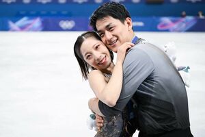 金メダルを獲得し、抱き合う“りくりゅう”こと三浦璃来・木原龍一ペア　撮影／JMPA