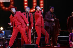 ファンクミュージックがちりばめられたショー仕立てのステージに大興奮。草なぎも、マイクを持って“シャウト”　撮影／佐藤靖彦