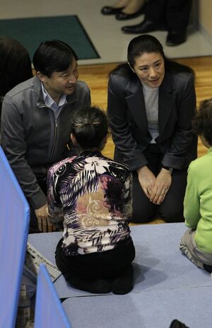 東日本大震災で避難所となった味の素スタジアムを訪れ、被災者を見舞われた両陛下('11年4月)