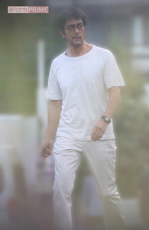 2025年6月、映画『見上げてごらん』撮影で、険しい顔つきで撮影現場を下見する阿部寛