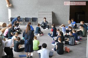 【4】15:40ミーティング開始。1回公演のため、終演後の撤収作業の段取りも確認。次回の公演地・前橋への交通アクセスの説明なども行われた　撮影／渡邊智裕