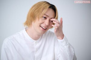 スタッフと談笑し、ふと笑顔をこぼす犬飼貴丈(撮影/渡邉智裕)