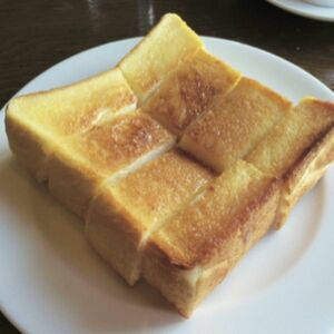  表面や耳は上品な軽やかさ、中心部はフワッと舌にのったかと思うとしっとりなじむ。ワンランク上の高級バタートースト。