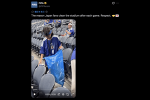 笑顔で掃除をする日本人サポーターたち(FIFA公式Xより)