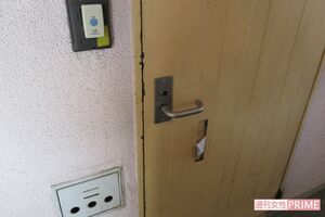 高橋容疑者と父親が住んでいた公営アパートの部屋の玄関