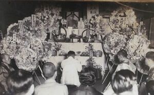 沖縄県警部長・荒井退造氏の葬儀。遺骨はなく、かわりに沖縄の石が帰ってきた（荒井氏関係者提供）