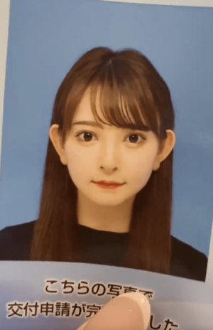 「ずるしてないよ」と素の証明写真を公開（公式Xより）