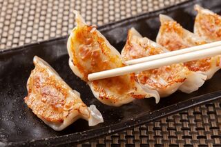 なぜ、餃子だけなのか?「日本一」を競う購入額バトルが過熱するフシギ
