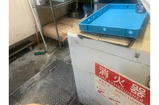 店舗内にあった洗濯機にはゴキブリが（告発男性のTwitterより、画像の一部を編集部で加工）