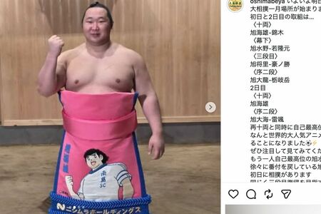 漫画家・高橋陽一氏が描いた『キャプテン翼』の化粧まわしをする大島部屋の旭海雄