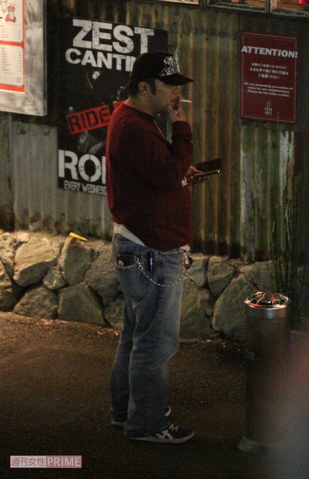 前妻との結婚パーティーの際、会場を抜け出して一服する堤下敦（2011年11月）