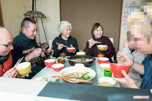 仕事を終えた社員たちが集まる夕食。何か悩みを抱えていないか、社員ひとりひとりの様子に廣瀬社長が目を配る大切な時間　撮影／伊藤和幸