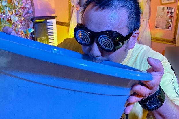 洗面器で酒を飲む木村仁容疑者（19年のハロウィーン）