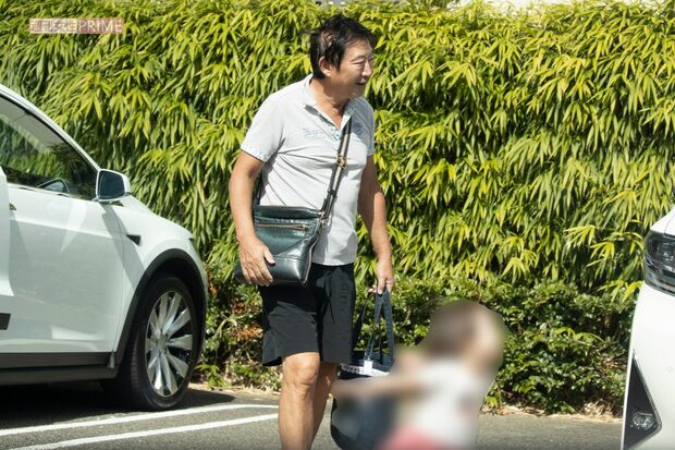 2020年9月、次女のキッズスクールの送迎にきた石田純一