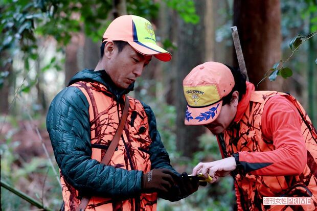 自分たちの位置を確認する興膳さん（左）と安田さん（右）。山奥は圏外になることも多い