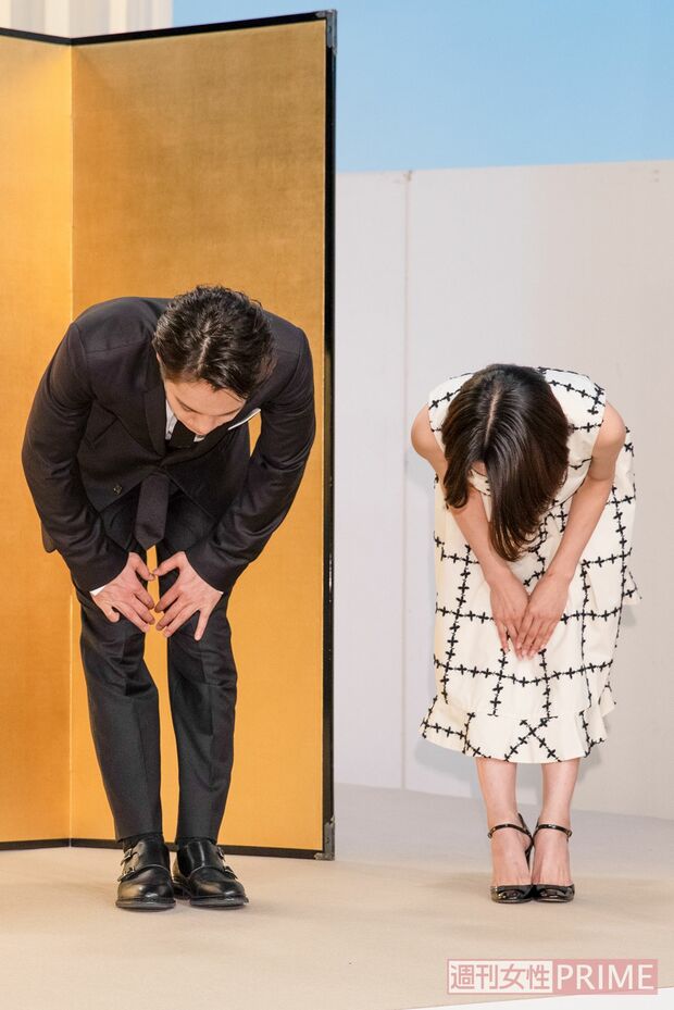退場の際も報道陣に向かって深々とペコリ。お行儀のよすぎる夫婦に記者たちもつられてペコリ　撮影／北村史成