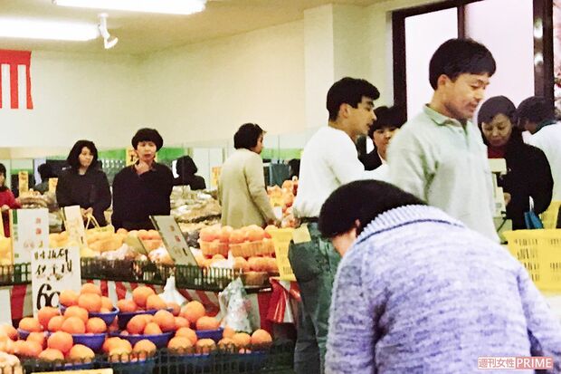 オープン直後、特売のチラシ効果でにぎわった店内