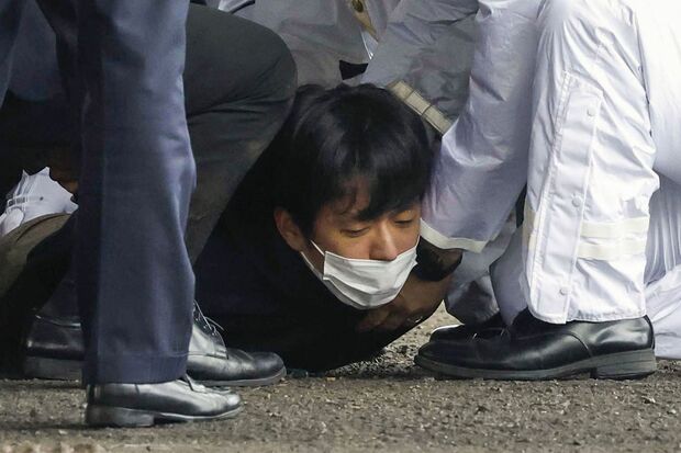 15日、和歌山市の雑賀崎漁港で取り押さえられる木村隆二容疑者（共同通信）