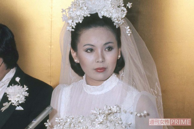 1977年5月に現在の夫との披露宴、記者会見に望む上沼恵美子。当時は姉妹で漫才師をしており、海原千里と名乗っていた