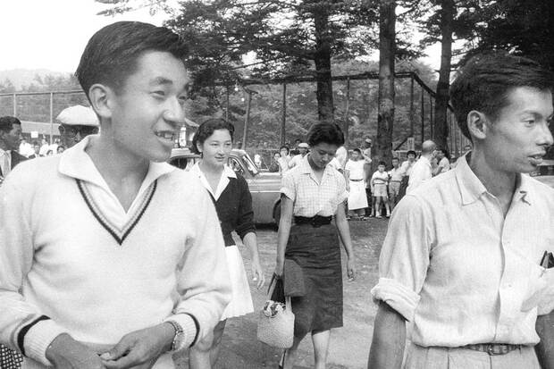 軽井沢で夏休みを過ごされる青春時代の陛下と和雄さん（右端）。陛下のすぐ後ろには美智子さまの姿も。昭和33（1958）年