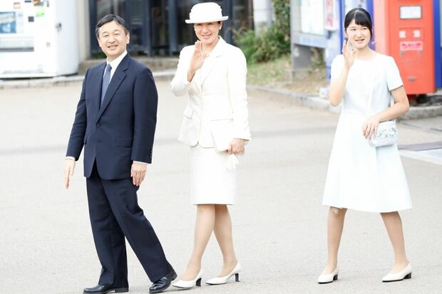 7月21日、神武天皇陵に向かうため、最寄りの駅を出られる愛子さまは大人びたよう