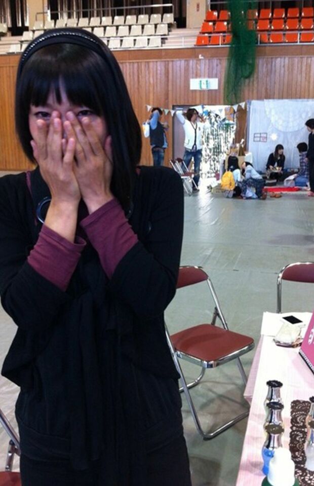 照れたように顔を覆う容疑者（麻理乃容疑者のブログより）