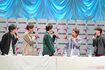 2019年11月3日に行った記者会見で、大野智を中心に会話を楽しむ嵐のメンバーたち